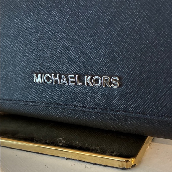 Michael Kors Elegant Black Wallet - Picture 2 of 13